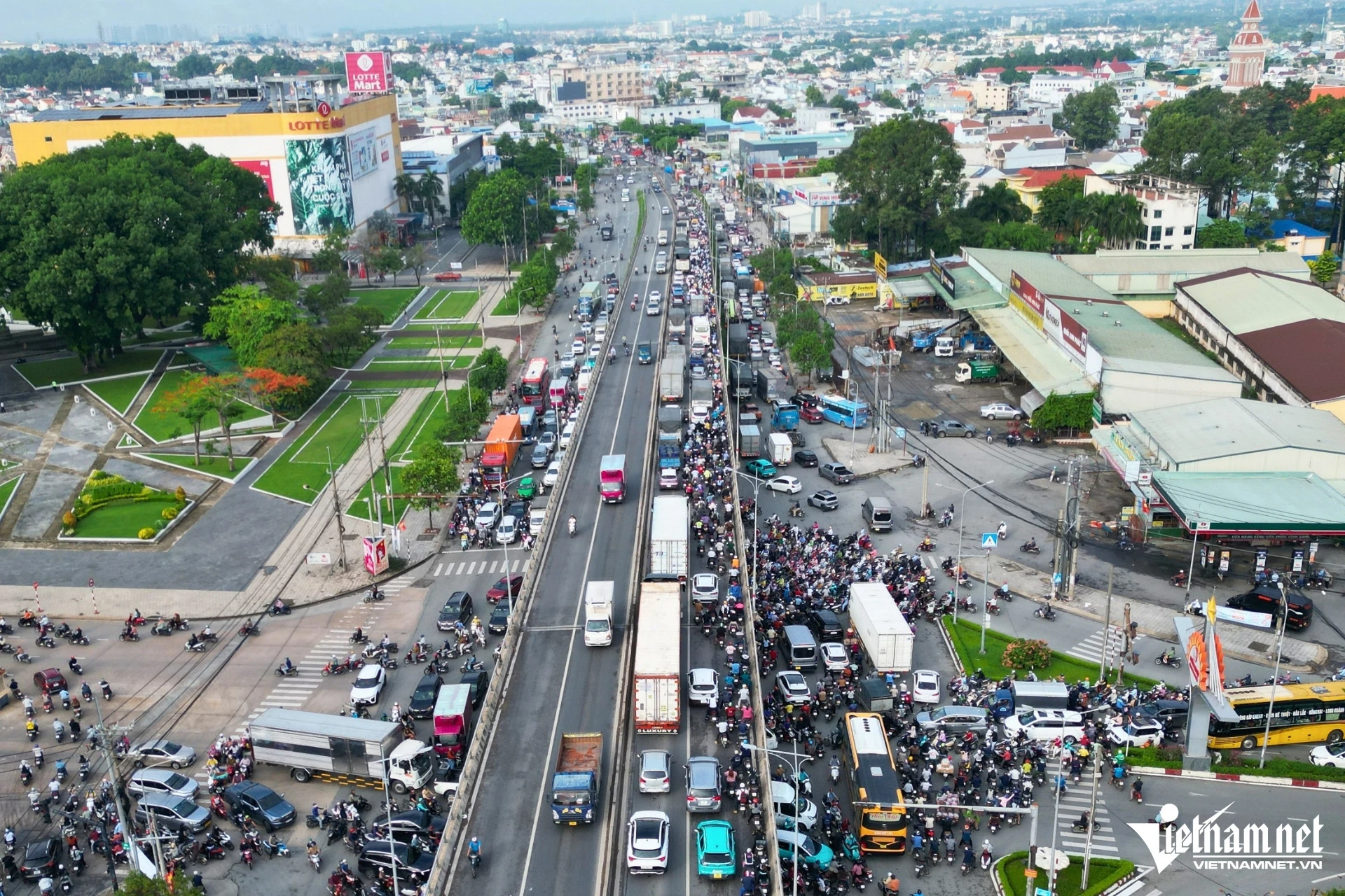 Ô tô đầu kéo va chạm xe máy vào đầu giờ sáng, một phụ nữ tử vong - Hình 2