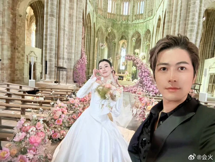 Tài tử bị cán nát chân bất ngờ lộ diện trong đám cưới thượng lưu đình đám, có mối quan hệ đặc biệt với cô dâu - Hình 1