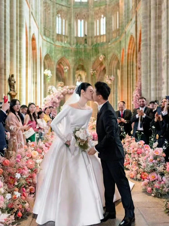 Tài tử bị cán nát chân bất ngờ lộ diện trong đám cưới thượng lưu đình đám, có mối quan hệ đặc biệt với cô dâu - Hình 2