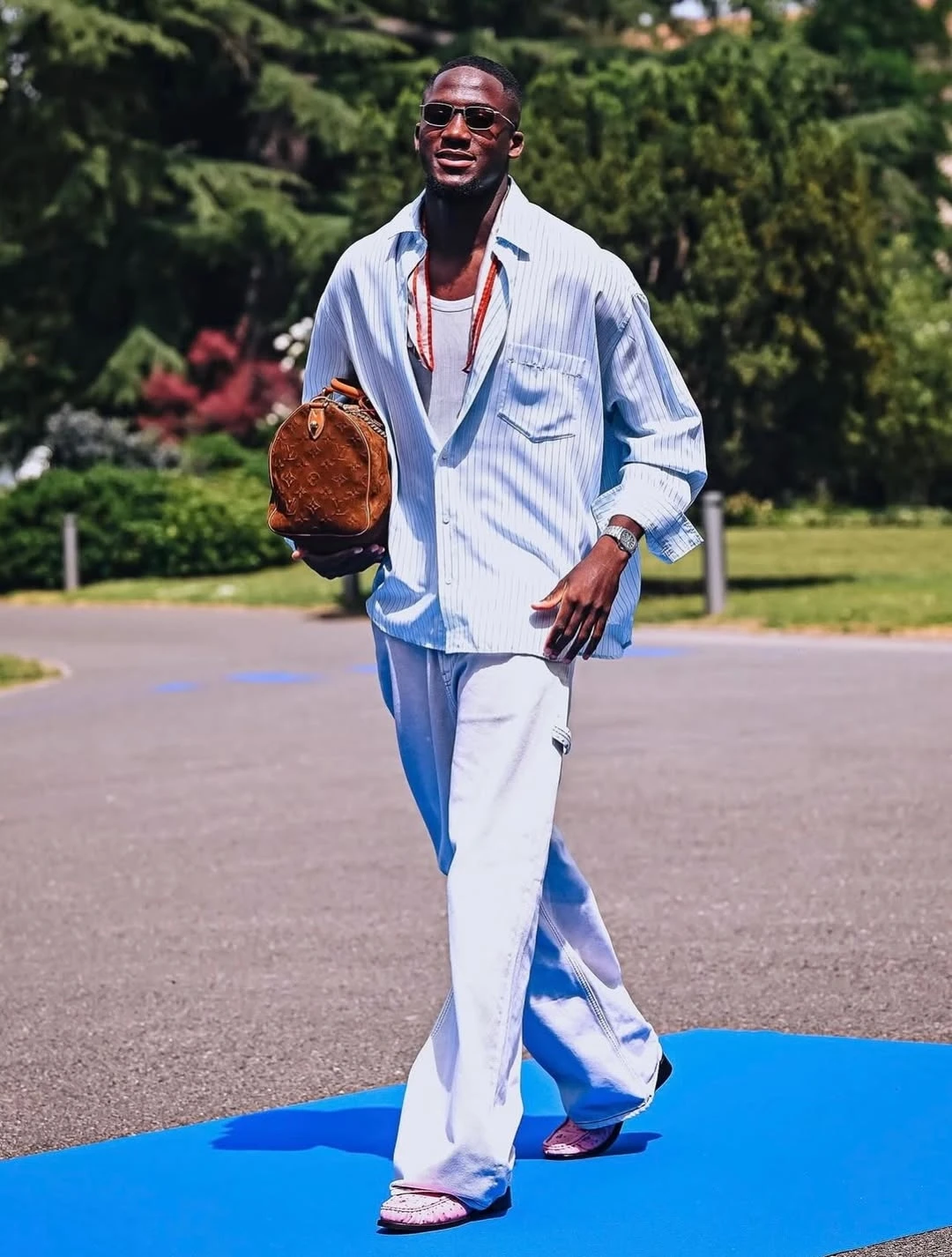 Tuyển Pháp hội quân World Cup mà ngỡ Paris Fashion Week: Jules Koundé sành điệu nhất nhưng Mbappe lần này mới lạ - Hình 3