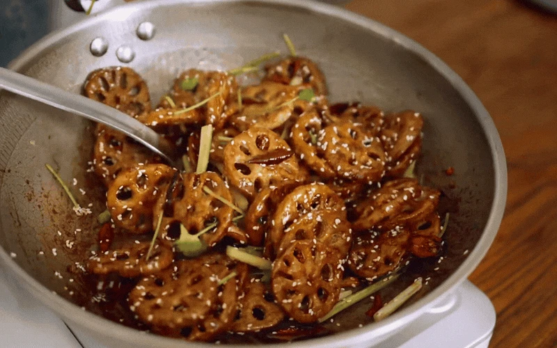 Mâm cơm đón bố sau 2 năm xa cách: Chẳng cần sơn hào hải vị, chỉ hai đĩa mồi bén này cũng đủ ấm lòng! - Hình 12