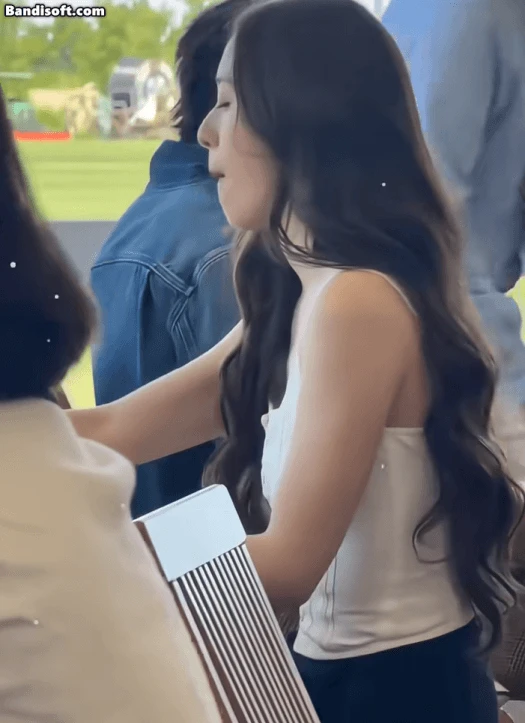 Mỹ nhân duy nhất uống ly nước cũng phả ra mùi tiền: Visual sang chảnh dã man, trâm anh thế phiệt từ đầu đến chân - Hình 2