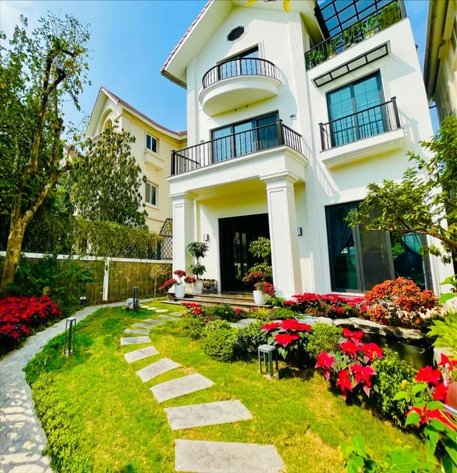 Đẳng cấp của mỹ nhân phim VTV giàu bậc nhất miền Bắc: Khoe bộ kim cương trăm tỷ, sống trong biệt thự ven hồ bề thế - Hình 4