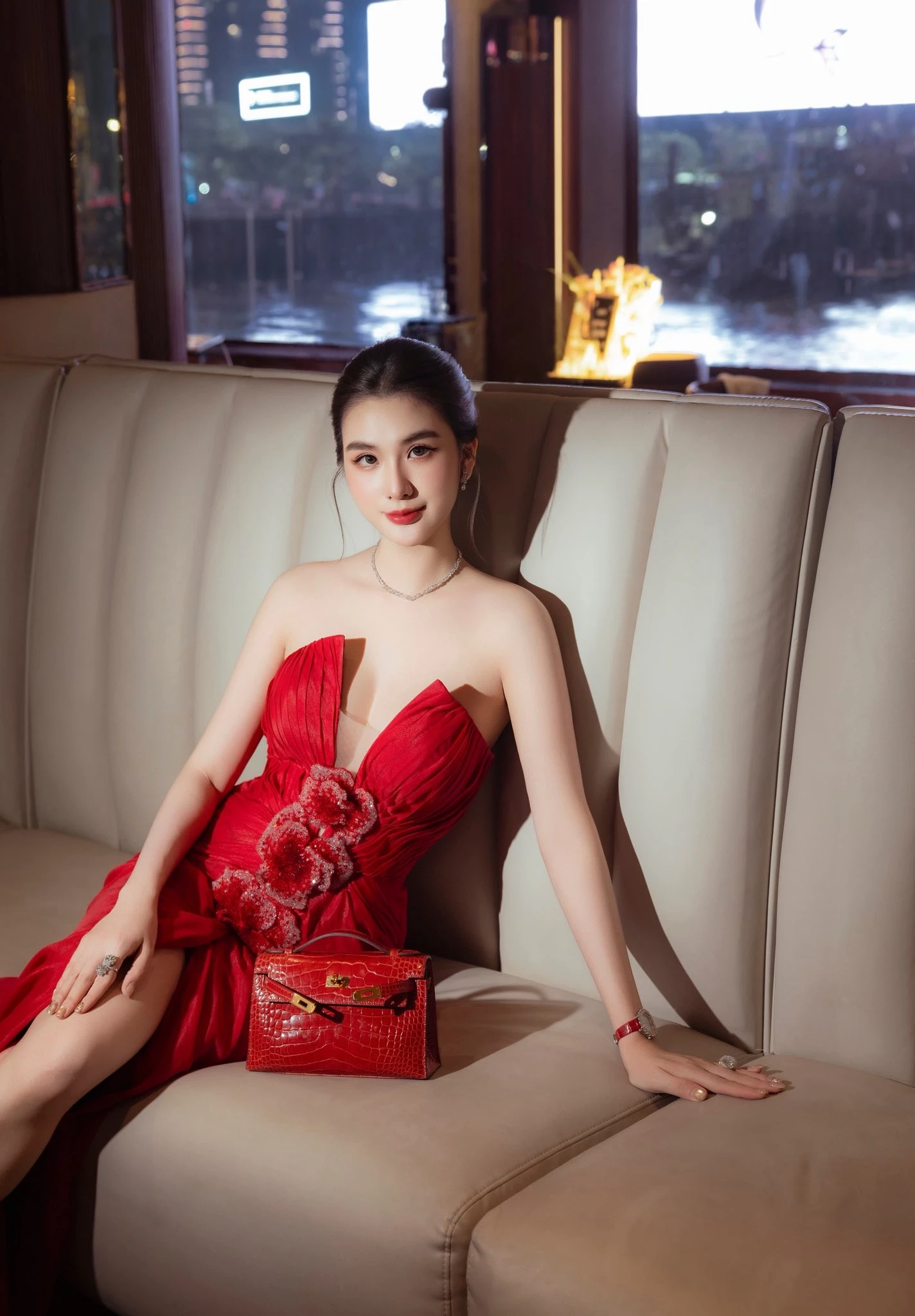 Thái độ đầu tiên của Ngọc Loan giữa lúc khoảnh khắc bác sĩ Chiêm Quốc Thái và Lona Kiều Loan được bàn tán rầm rộ - Hình 2