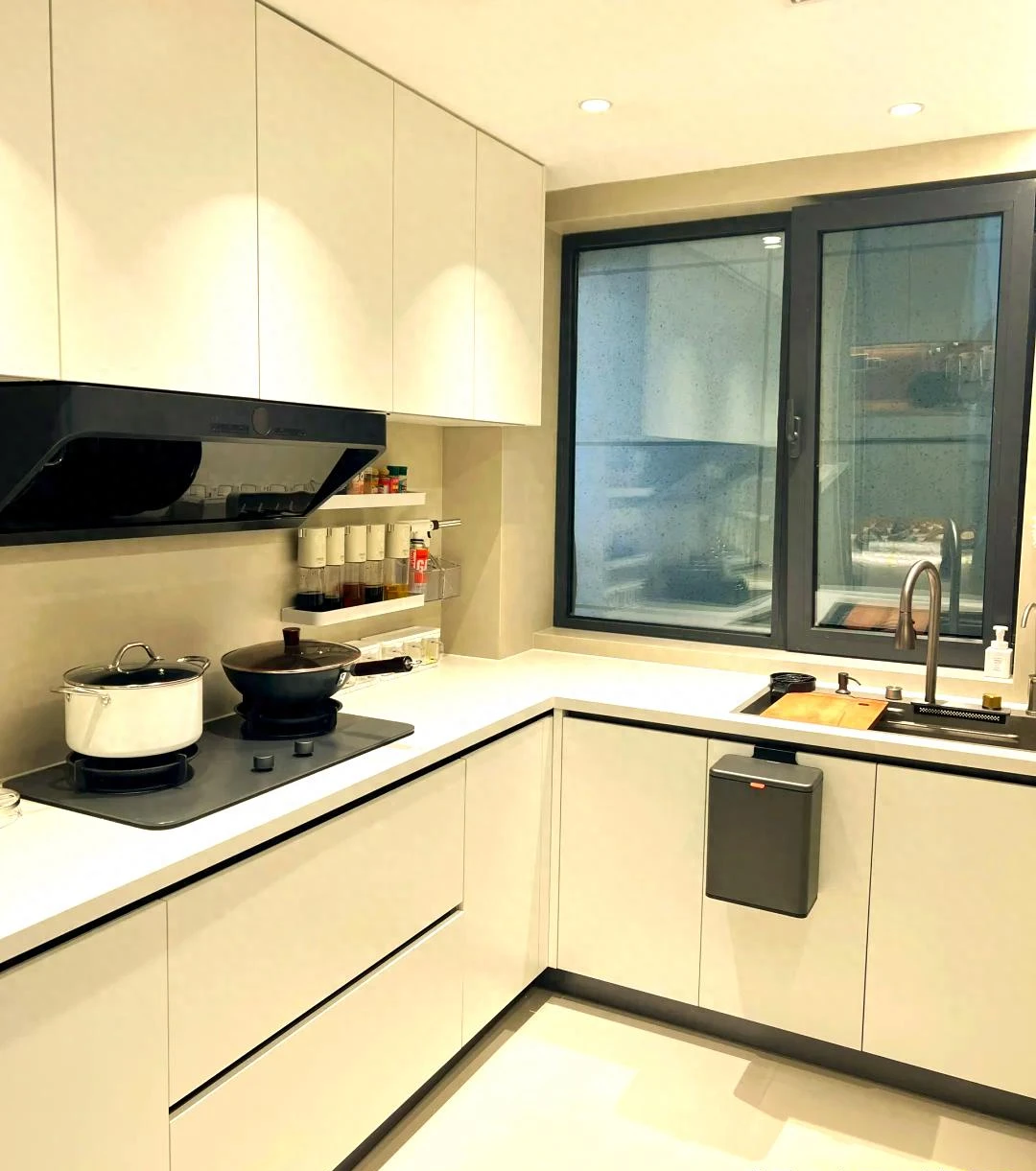 Tháo bỏ tủ treo tường trong bếp: Xu hướng mới giúp căn bếp rộng hơn, thoáng hơn nhưng không phải nhà nào cũng phù hợp - Hình 1