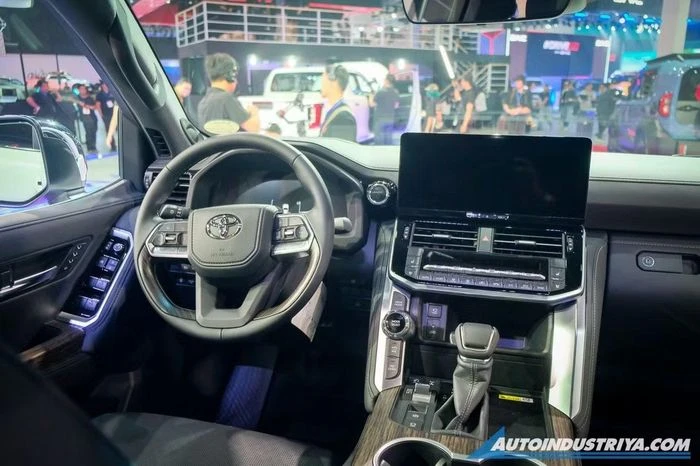 Toyota Land Cruiser Hybrid cập bến Đông Nam Á giá gần 3 tỷ, chờ ngày về Việt Nam - Hình 4