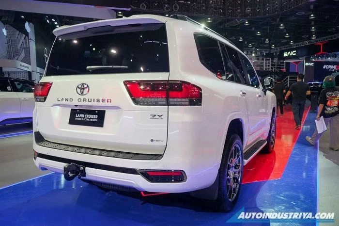Toyota Land Cruiser Hybrid cập bến Đông Nam Á giá gần 3 tỷ, chờ ngày về Việt Nam - Hình 2