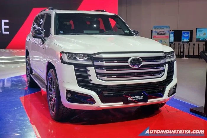Toyota Land Cruiser Hybrid cập bến Đông Nam Á giá gần 3 tỷ, chờ ngày về Việt Nam - Hình 1