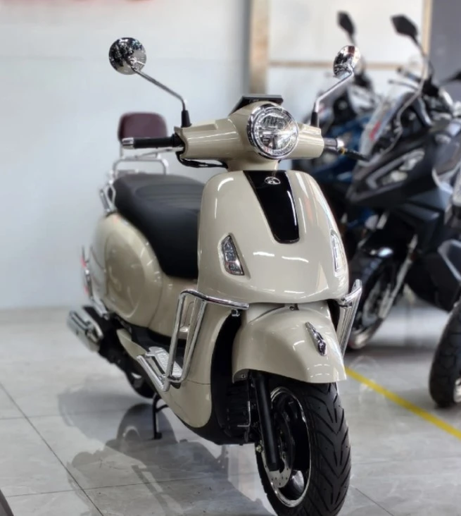 Xe ga 150cc giá khoảng 50 triệu đồng gây chú ý nhờ thiết kế cổ điển, loạt trang bị an toàn đáng giá, sánh ngang SH 160i, xịn, rẻ hơn SH Mode - Hình 1
