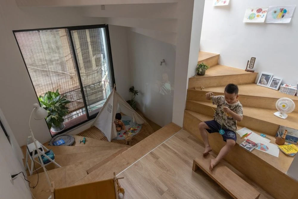Cầu thang tạo điểm nhấn và nét duyên cho nhà nhỏ - Hình 15