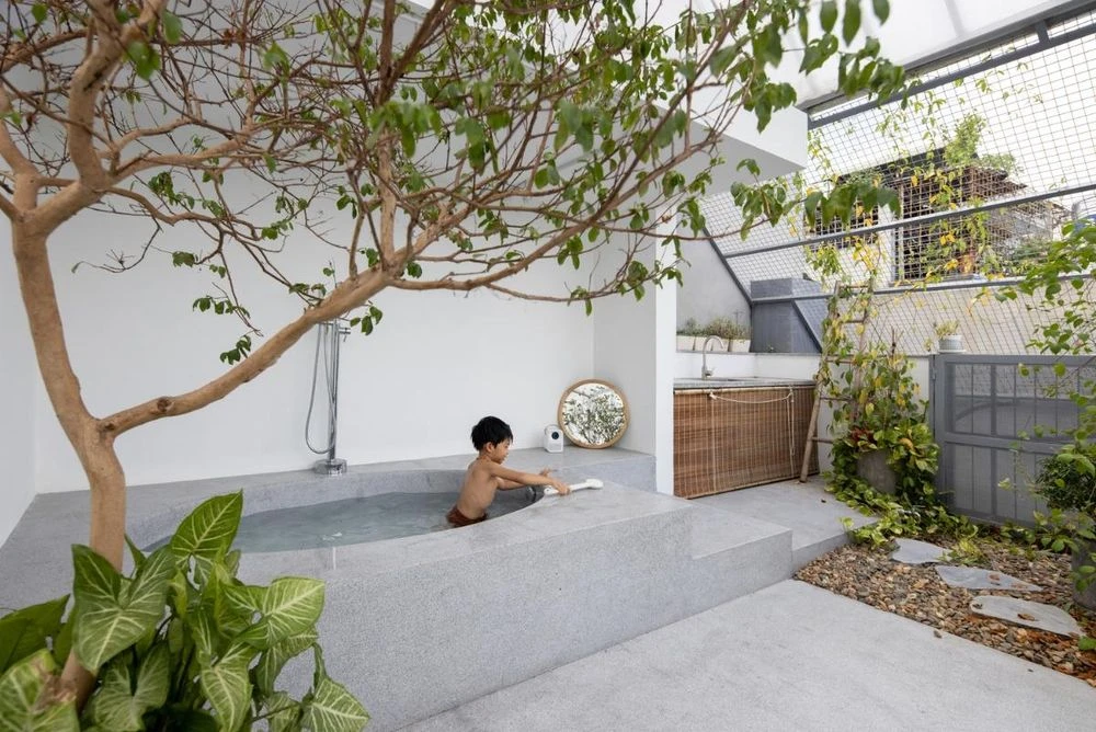 Cầu thang tạo điểm nhấn và nét duyên cho nhà nhỏ - Hình 14