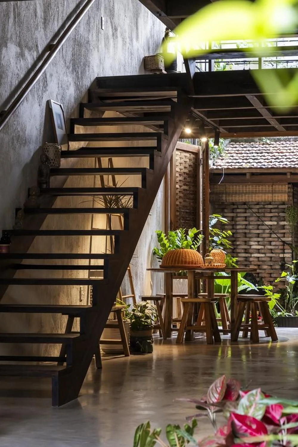 Cầu thang tạo điểm nhấn và nét duyên cho nhà nhỏ - Hình 32