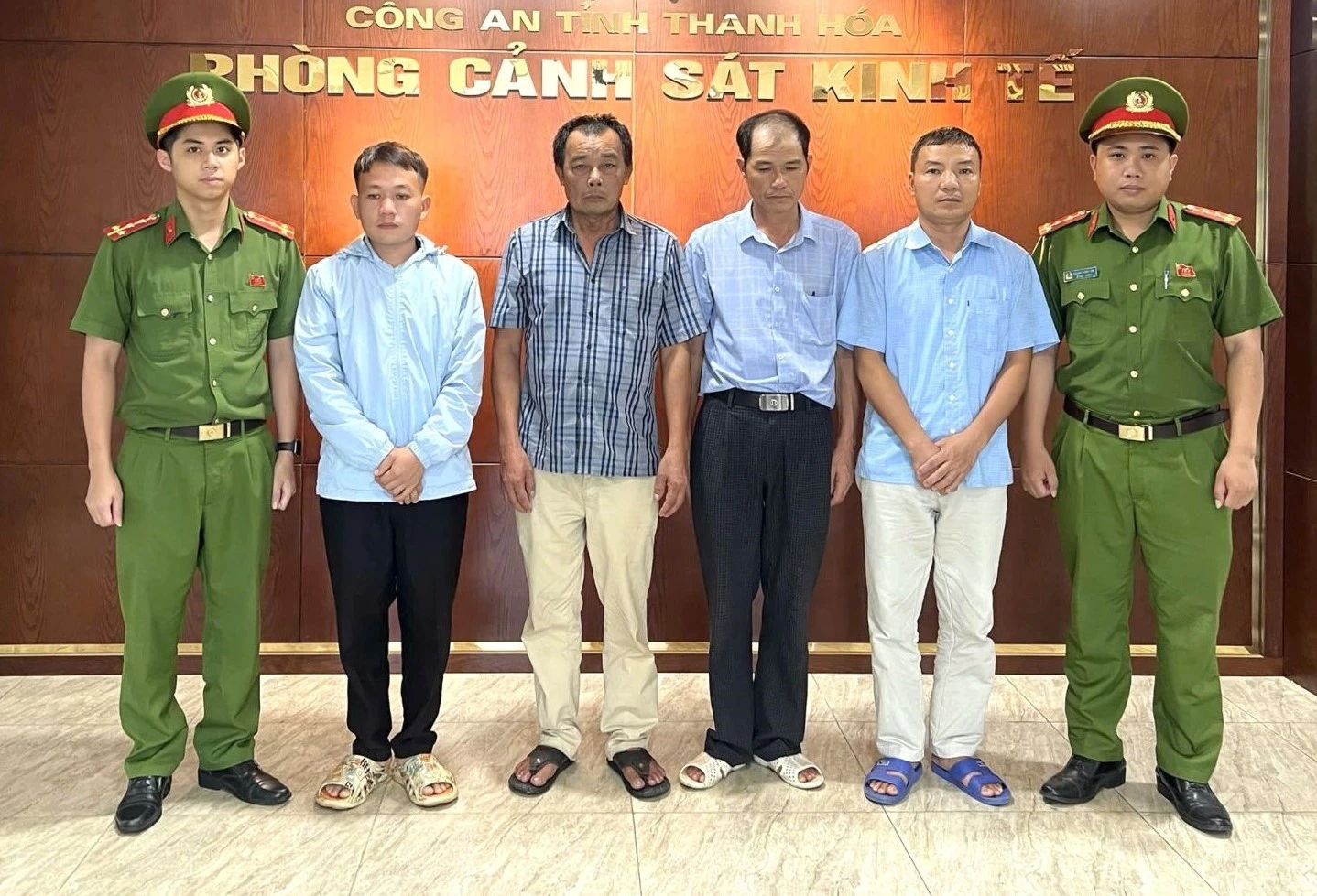 Chuyền tay tiêu thụ 21 con lợn bệnh, 4 người đàn ông bị khởi tố - Hình 1