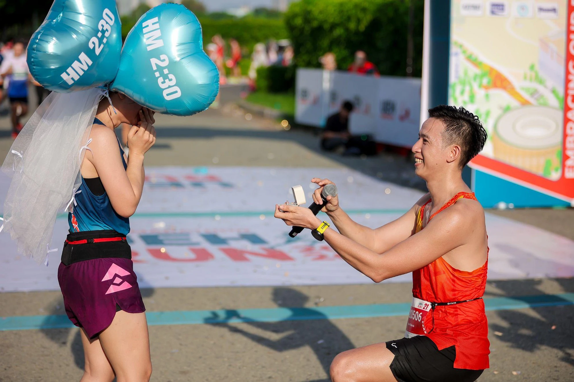 Đang chạy marathon bỗng thành nữ chính phim điện ảnh: Cô gái được cầu hôn ngay khi vừa cán đích với chiếc nhẫn trong mơ - Hình 1