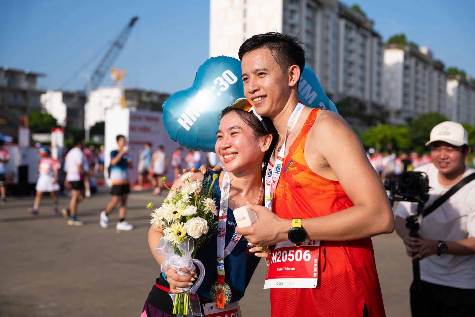 Đang chạy marathon bỗng thành nữ chính phim điện ảnh: Cô gái được cầu hôn ngay khi vừa cán đích với chiếc nhẫn trong mơ - Hình 2