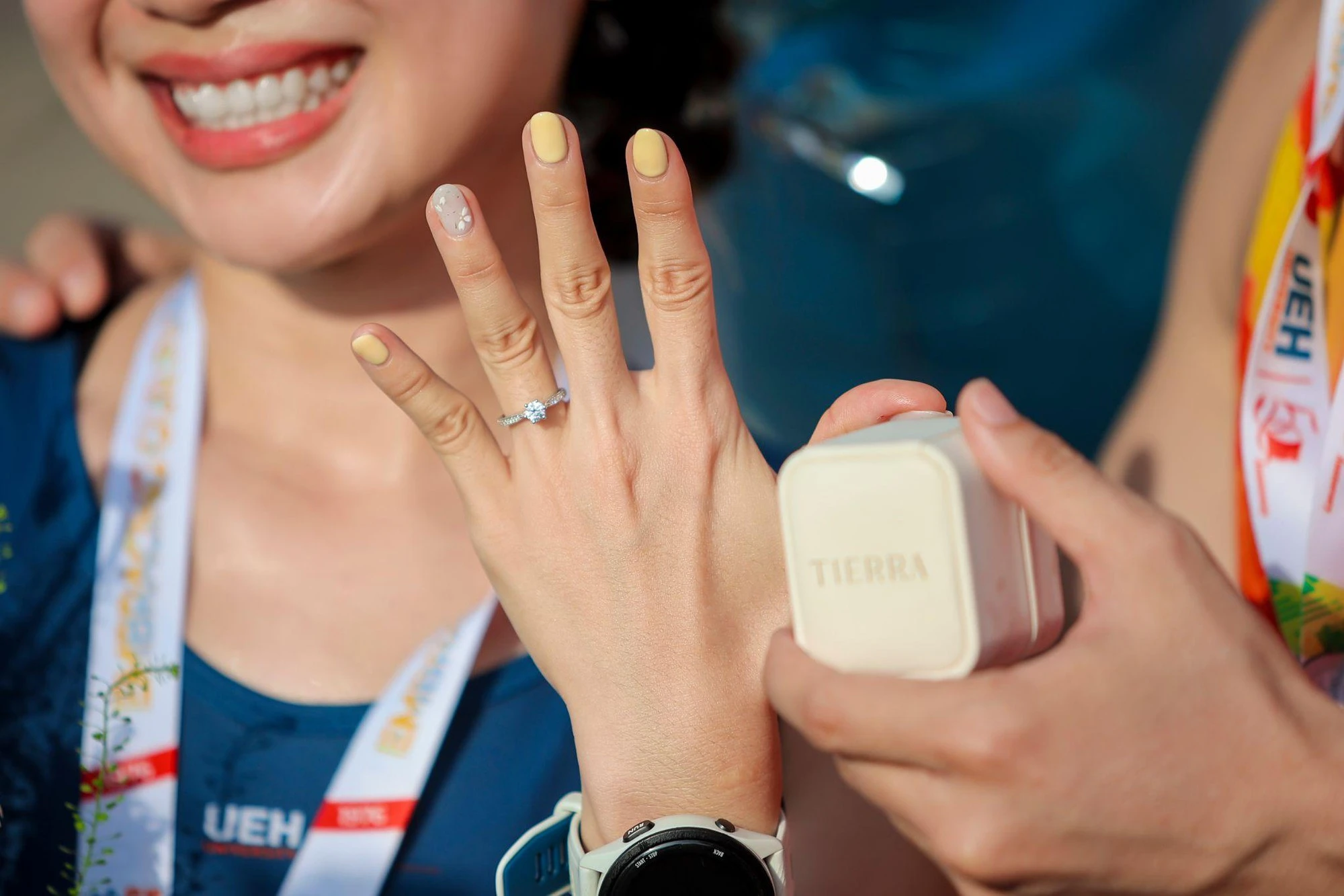 Đang chạy marathon bỗng thành nữ chính phim điện ảnh: Cô gái được cầu hôn ngay khi vừa cán đích với chiếc nhẫn trong mơ - Hình 4
