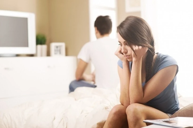 Kiểm tra điện thoại vợ thấy tin nhắn với nam đồng nghiệp lúc nửa đêm, tôi lao đi đánh ghen rồi xấu hổ quay về - Hình 1