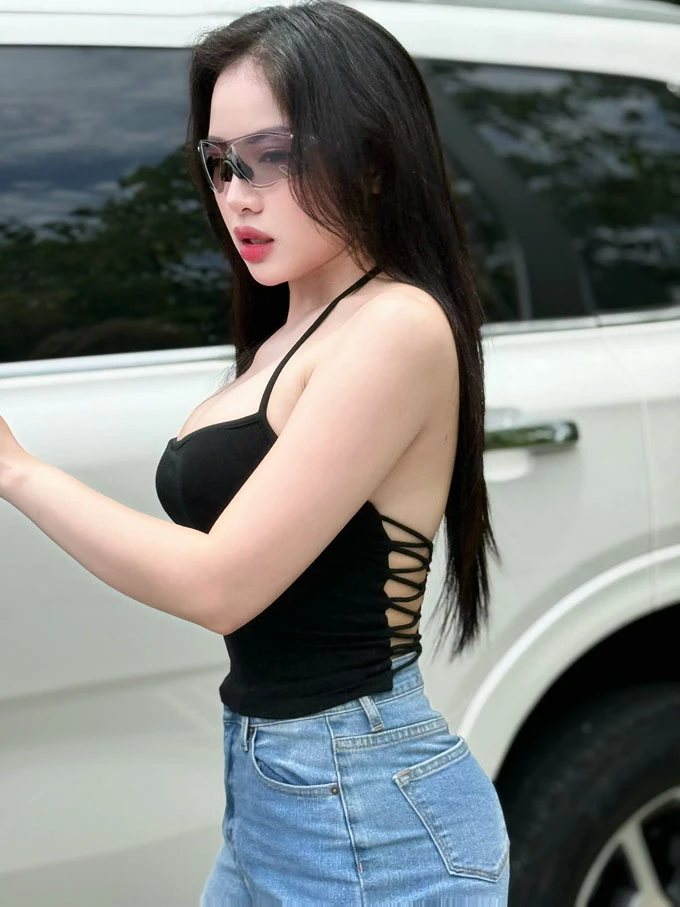 Loan Barbie khoe dáng nuột nà bên xế yêu - Hình 4