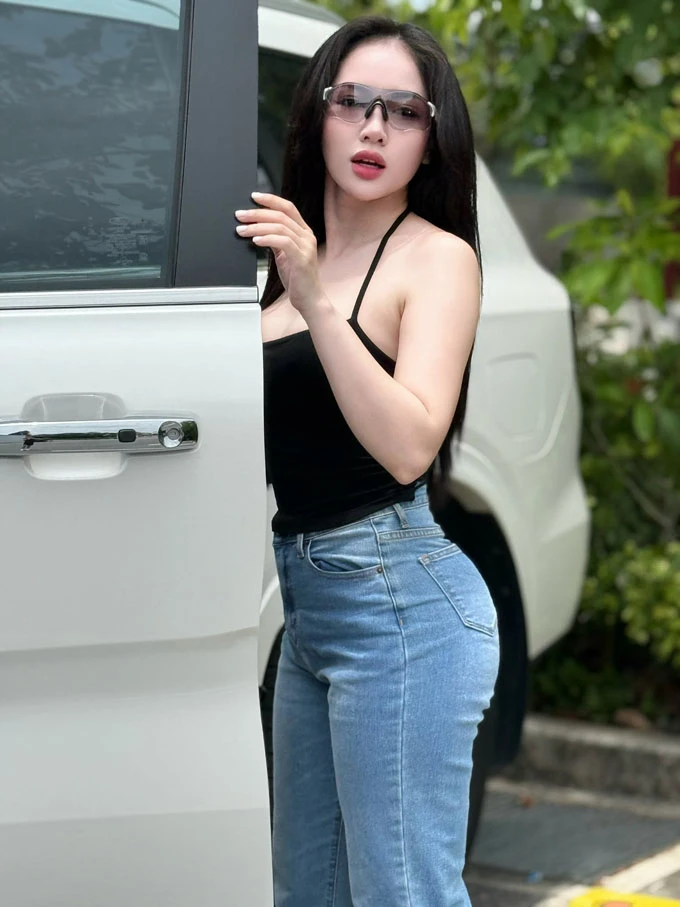 Loan Barbie khoe dáng nuột nà bên xế yêu - Hình 2