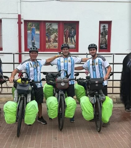 Phát hiện 3 người đàn ông đạp xe nửa vòng Trái đất để mua vé World Cup: Cái kết tàn nhẫn tới mức không ai ngờ - Hình 2