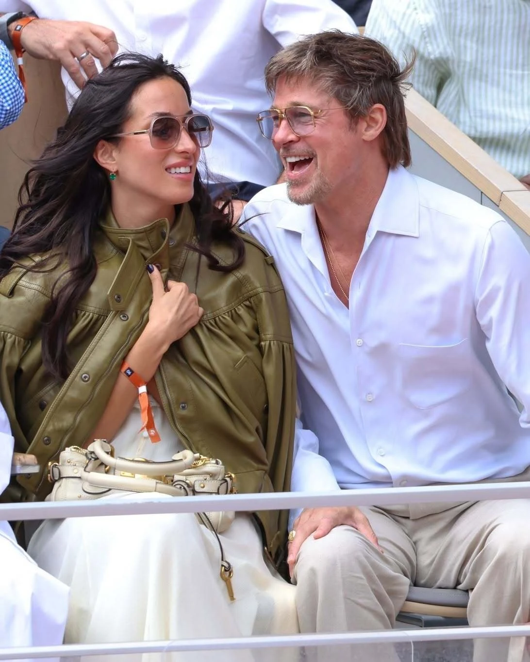 Brad Pitt phong độ, rạng ngời hạnh phúc bên bạn gái kém 29 tuổi - Hình 1