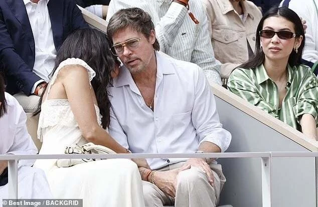 Brad Pitt phong độ, rạng ngời hạnh phúc bên bạn gái kém 29 tuổi - Hình 3