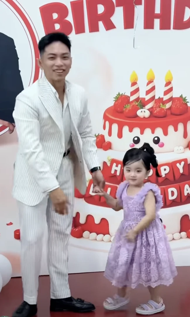 Cô út Lisa nhà Khánh Thi - Phan Hiển gây sốt vì xinh yêu như búp bê sống, khoảnh khắc khiêu vũ mới chiếm spotlight - Hình 7
