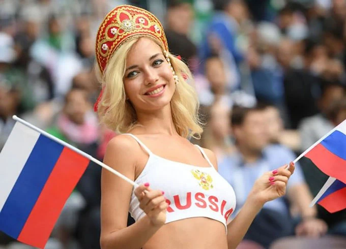 Fan nữ nóng bỏng nhất World Cup 2018 giờ ra sao? - Hình 3