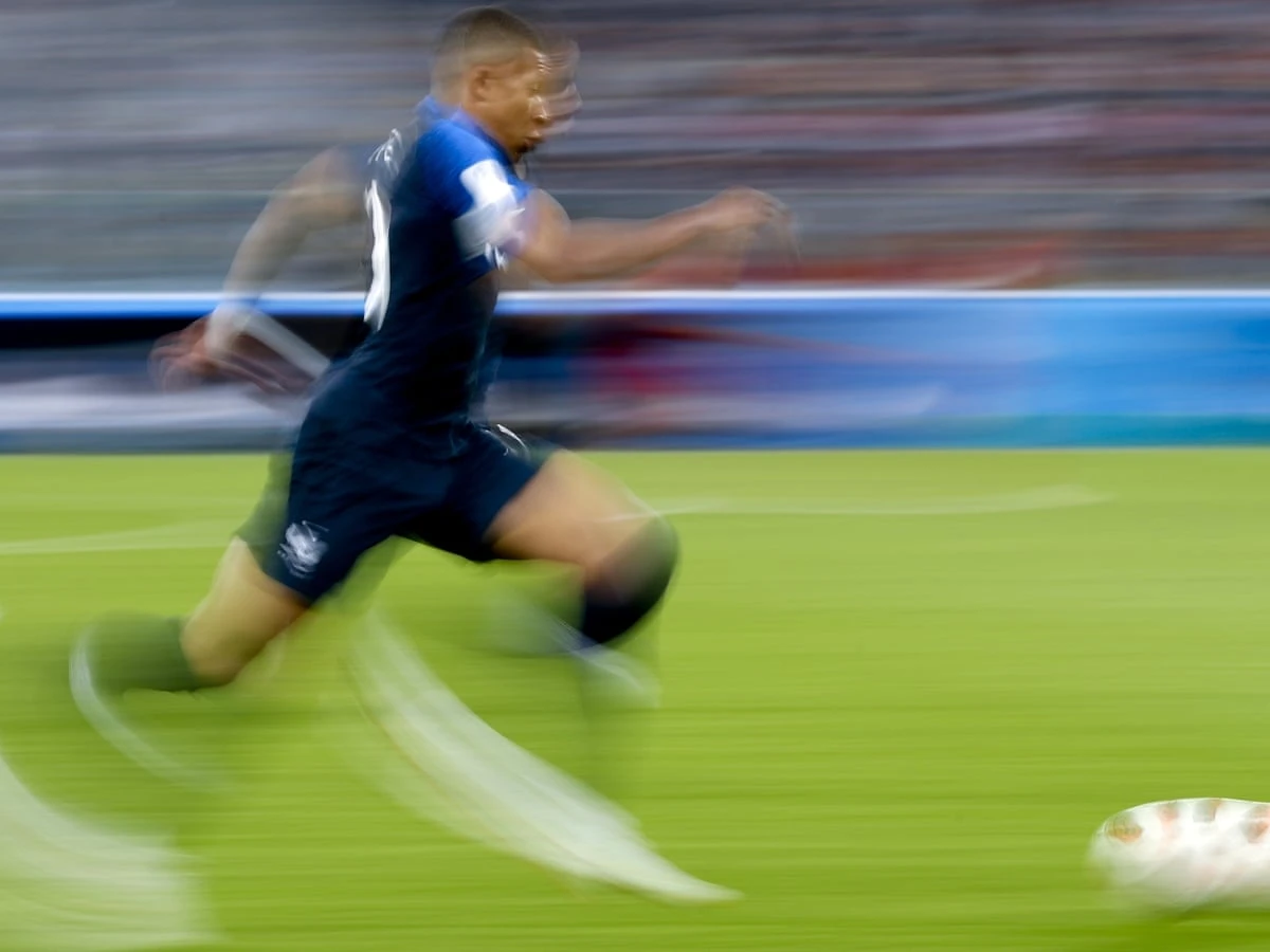 Kylian Mbappe đã ôm Cúp Vàng đi ngủ - Hình 3