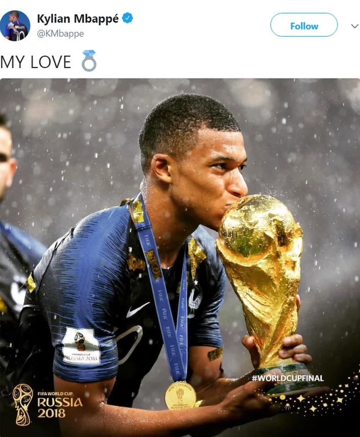 Kylian Mbappe đã ôm Cúp Vàng đi ngủ - Hình 5