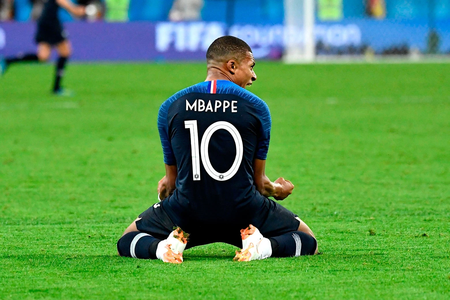 Kylian Mbappe đã ôm Cúp Vàng đi ngủ - Hình 2