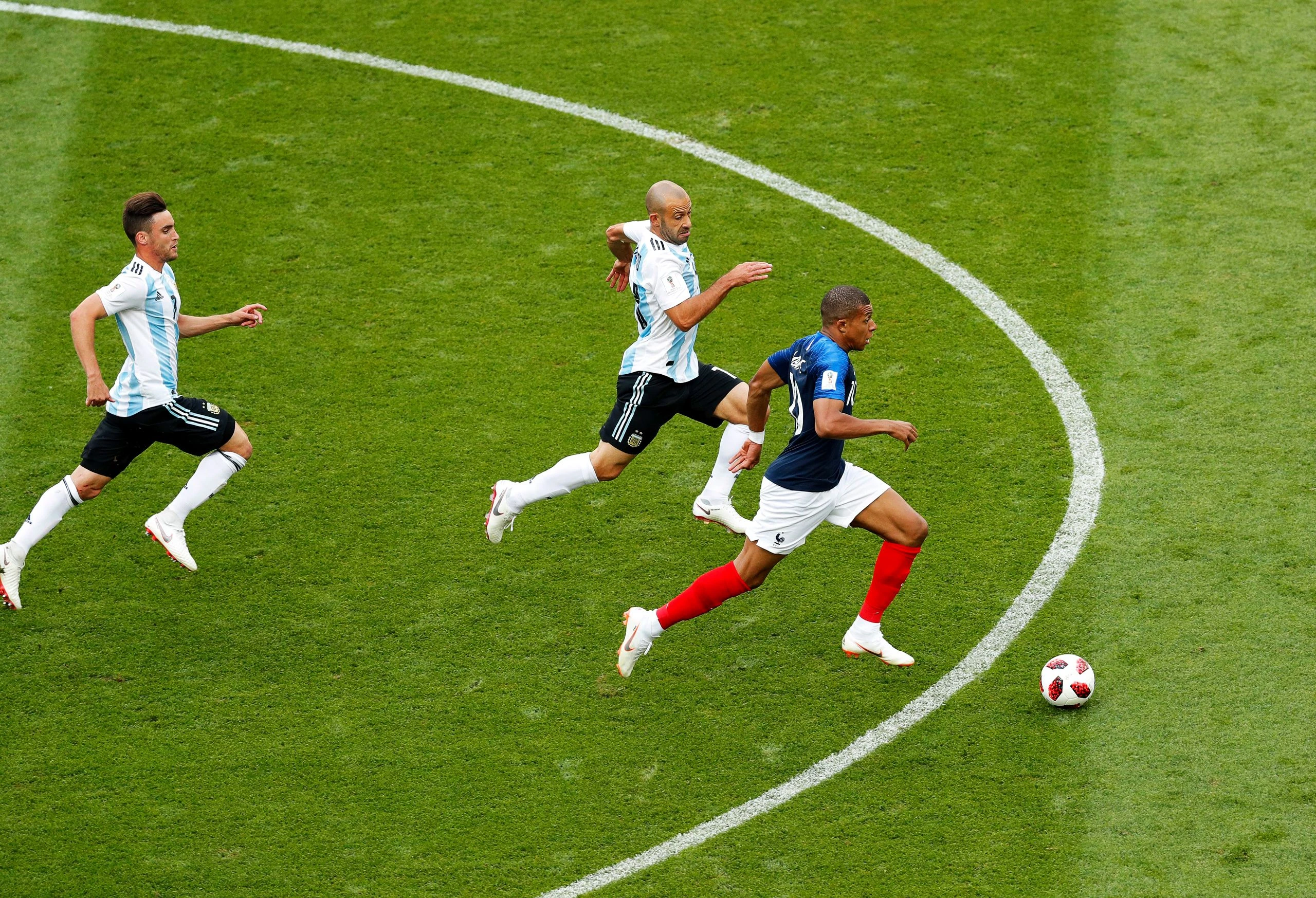 Kylian Mbappe đã ôm Cúp Vàng đi ngủ - Hình 4