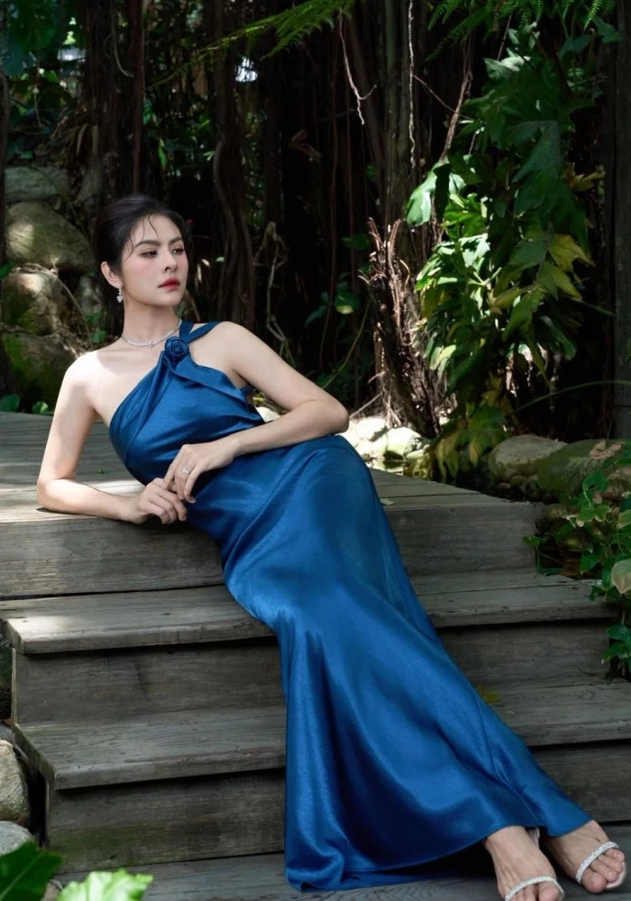 Ngọc Trinh khoe lưng trần gợi cảm, Phương Oanh tự hào về con trai - Hình 8