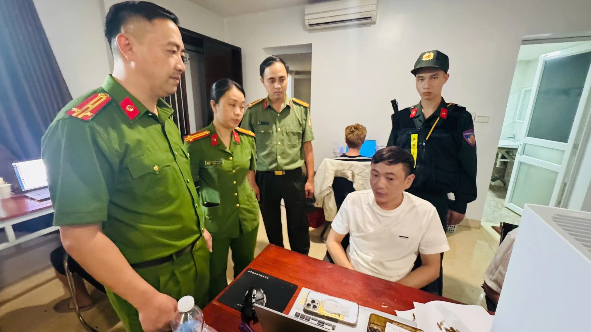 Bàn giao 19 đối tượng người Trung Quốc cho Cục Công an Châu Hồng Hà - Hình 2