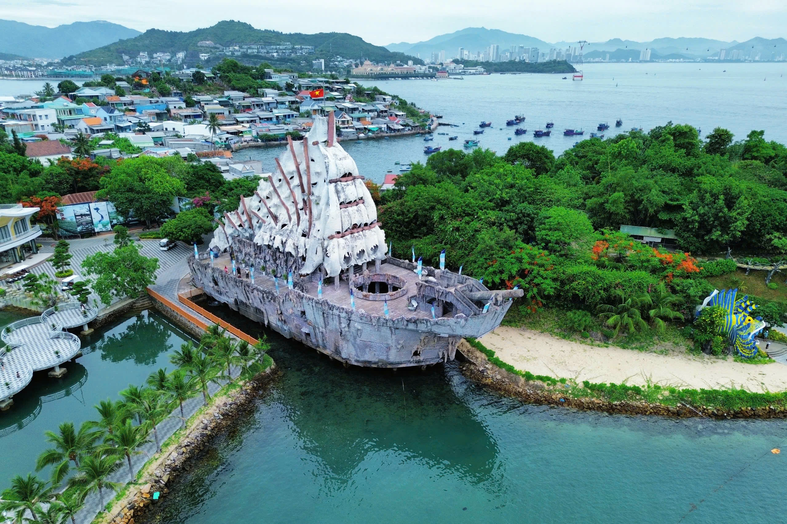 Độc đáo thủy cung trong con tàu hóa thạch giữa vịnh Nha Trang - Hình 1