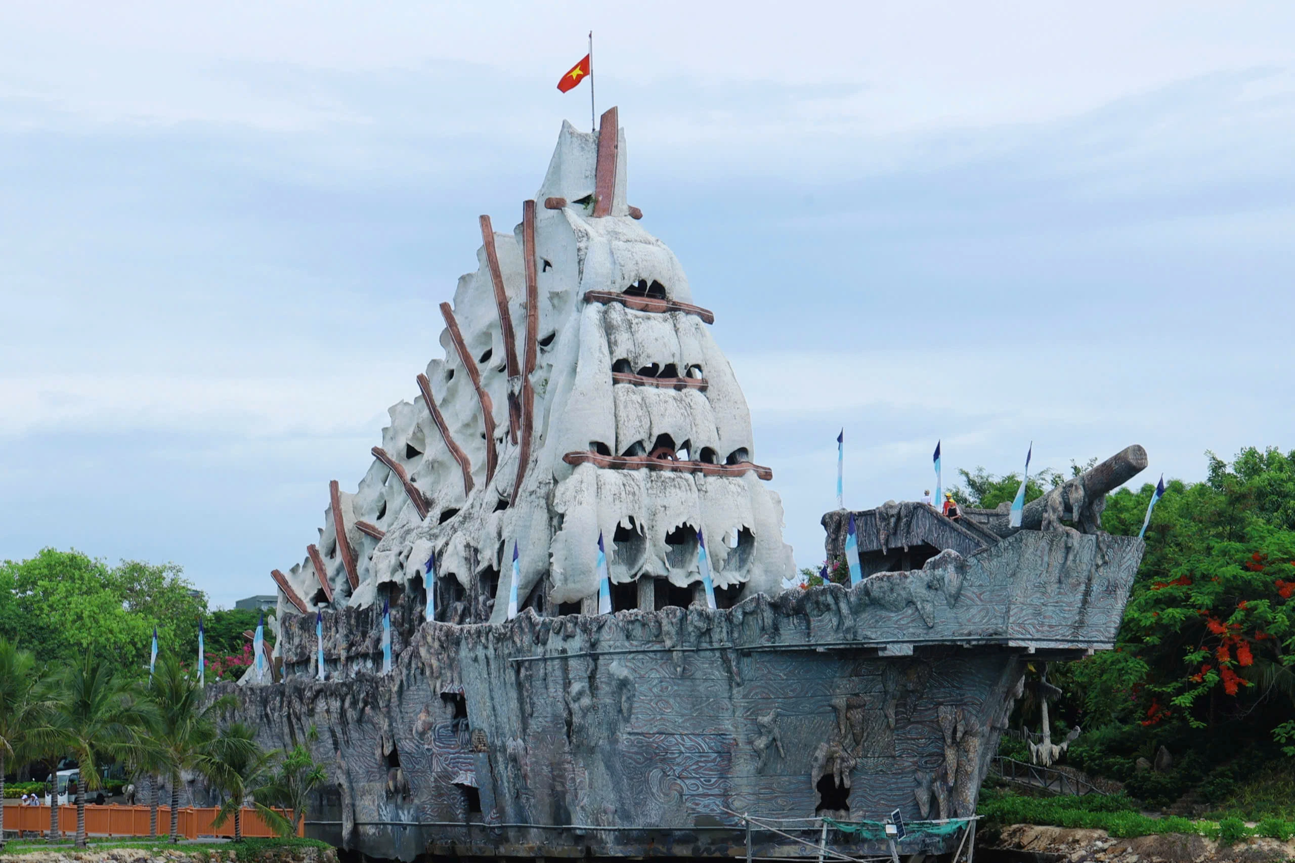 Độc đáo thủy cung trong con tàu hóa thạch giữa vịnh Nha Trang - Hình 2