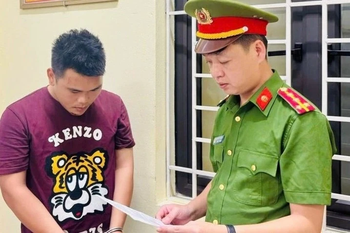 Khởi tố thanh niên dùng phóng lợn chống trả CSGT ở Hưng Yên - Hình 1