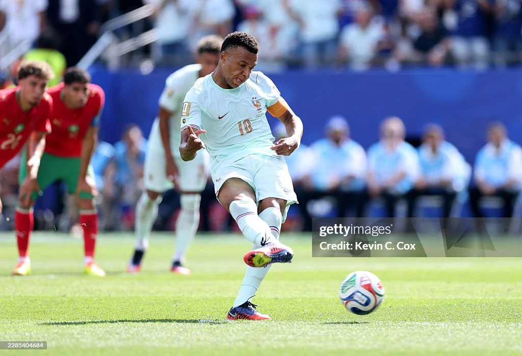 Mbappe sút trượt penalty giống Messi trong ngày đi vào lịch sử World Cup - Hình 3