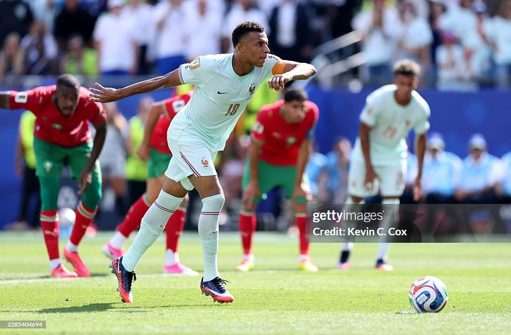 Mbappe sút trượt penalty giống Messi trong ngày đi vào lịch sử World Cup - Hình 2