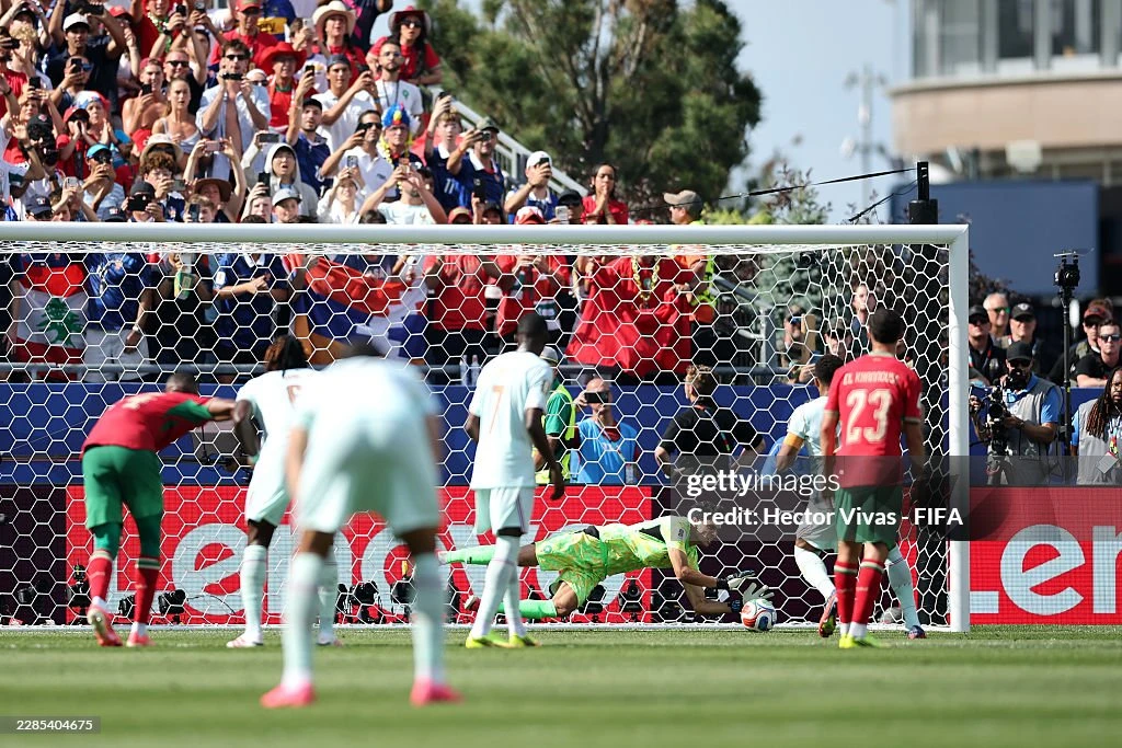 Mbappe sút trượt penalty giống Messi trong ngày đi vào lịch sử World Cup - Hình 4