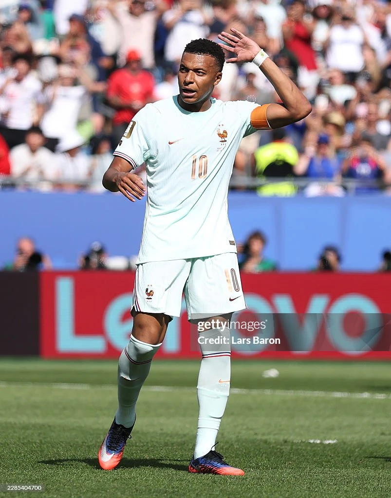 Mbappe sút trượt penalty giống Messi trong ngày đi vào lịch sử World Cup - Hình 6