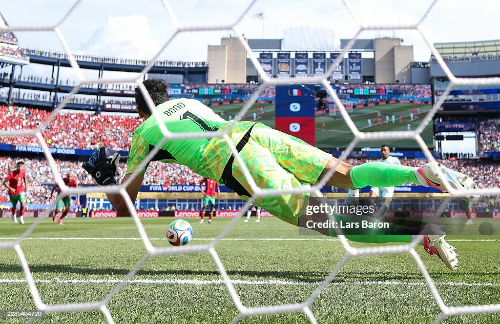 Mbappe sút trượt penalty giống Messi trong ngày đi vào lịch sử World Cup - Hình 5