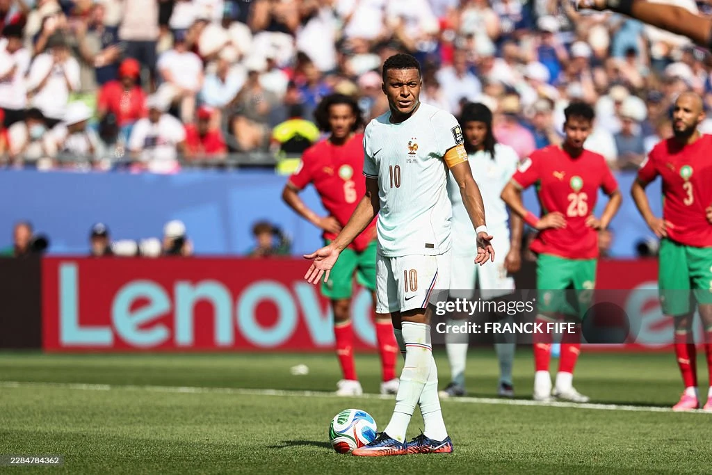 Mbappe sút trượt penalty giống Messi trong ngày đi vào lịch sử World Cup - Hình 1