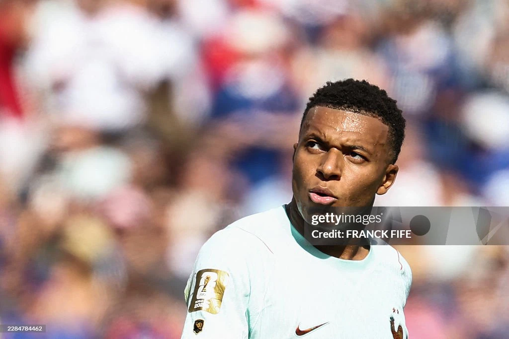 Mbappe sút trượt penalty giống Messi trong ngày đi vào lịch sử World Cup - Hình 7