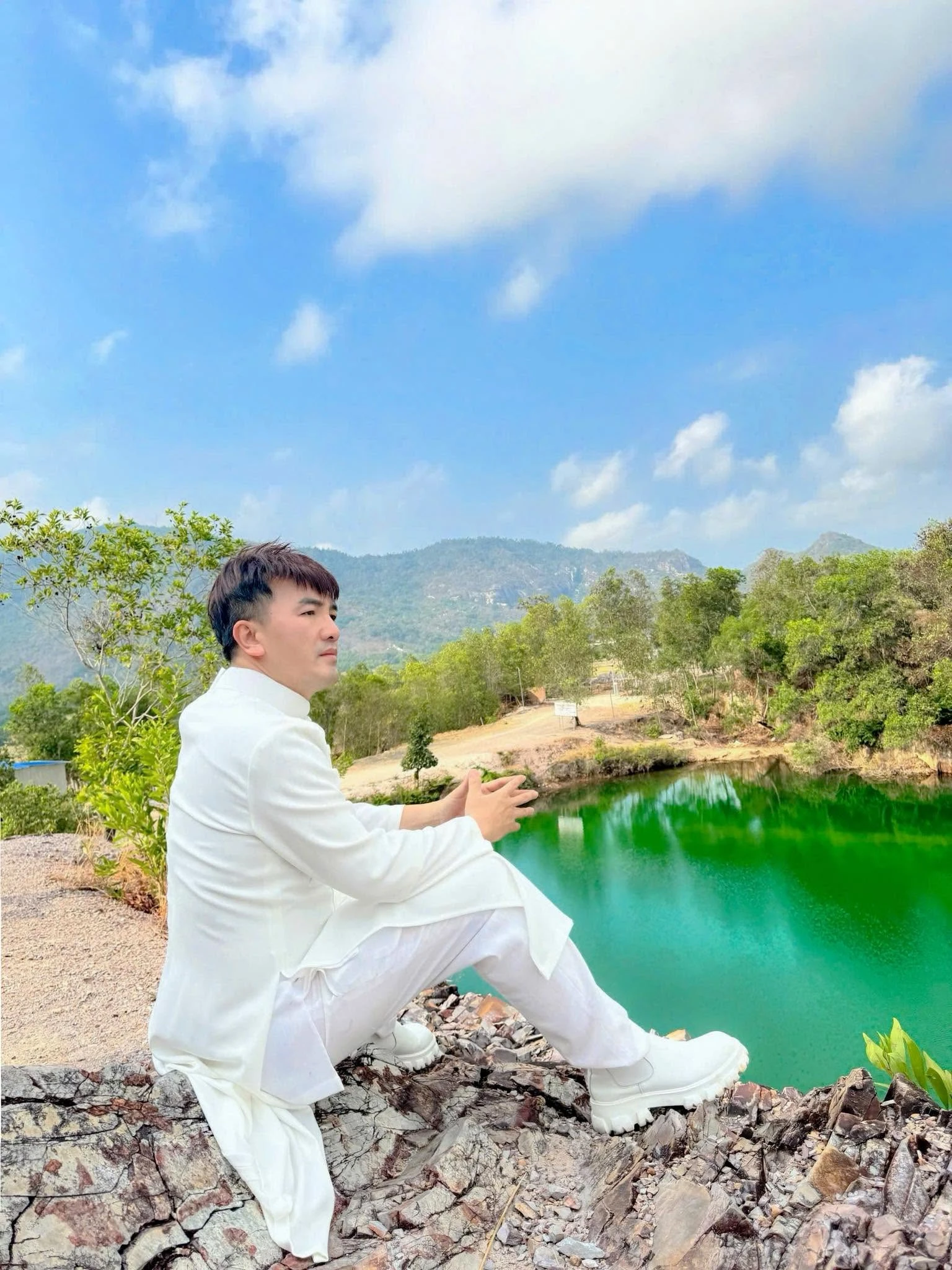 Nam ca sĩ mua khách sạn 6 tầng làm nhà, cưới vợ vừa đẹp, vừa nhẫn nhịn, bỏ rượu chè, sống tu tập - Hình 2