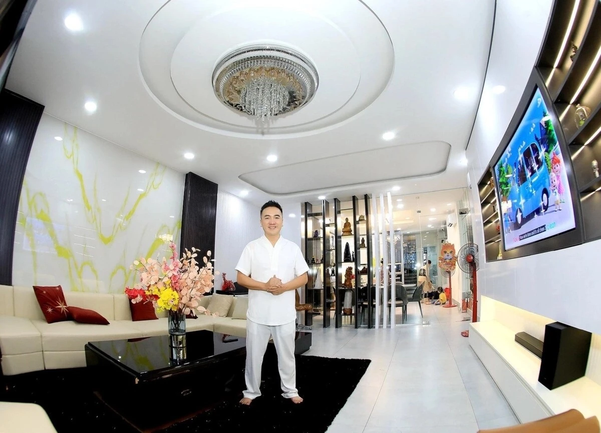 Nam ca sĩ mua khách sạn 6 tầng làm nhà, cưới vợ vừa đẹp, vừa nhẫn nhịn, bỏ rượu chè, sống tu tập - Hình 4