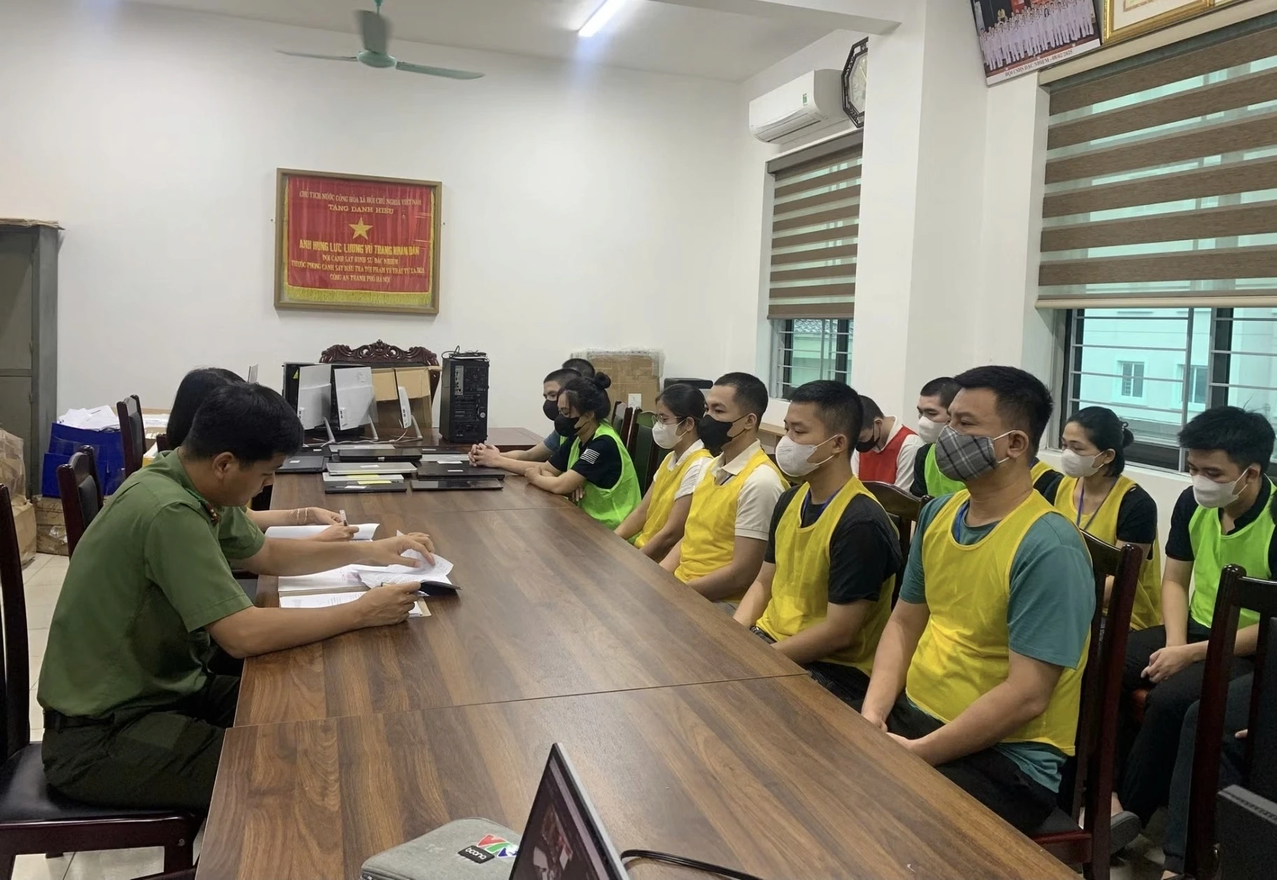 Thu giữ 42 cây vàng, khởi tố 42 người trong hệ sinh thái OKWIN - Hình 1