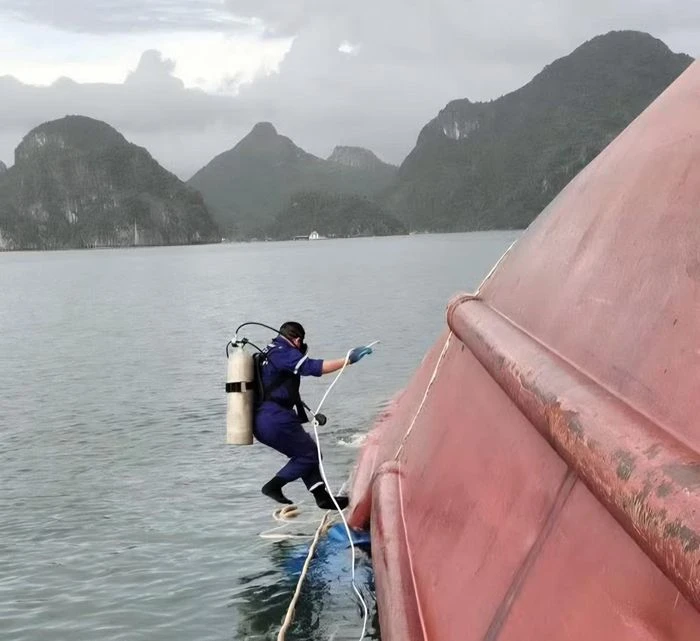 Vụ lật tàu ở Vân Đồn: Tìm thấy 1 thi thể - Hình 1
