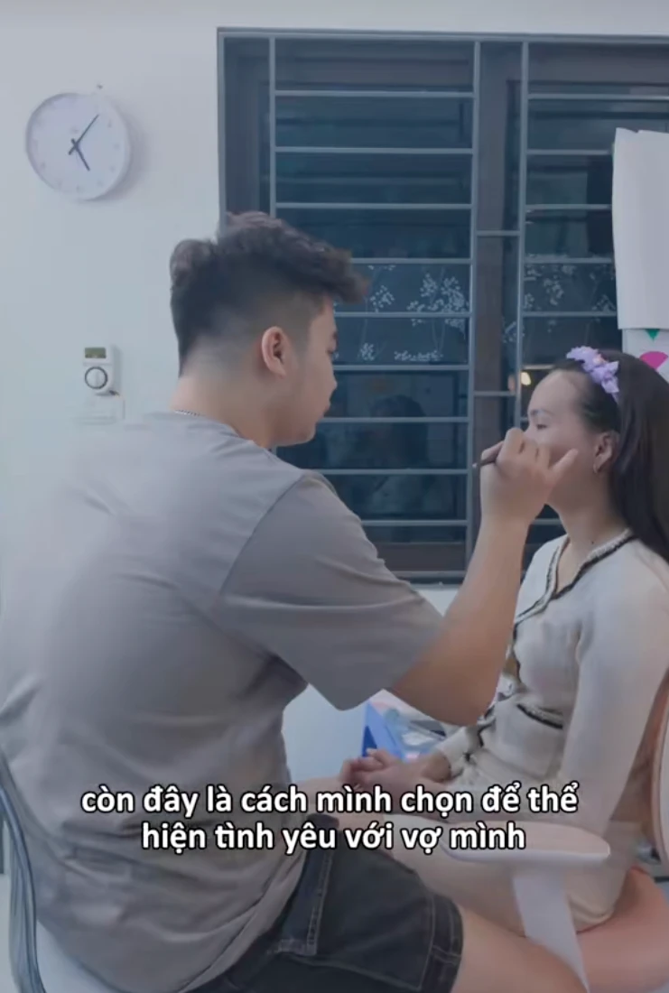 Anh chồng bước ra từ tiểu thuyết: Tự học make up để trang điểm cho vợ, màn lột xác của cô vợ mới khiến hội chị em xuýt xoa - Hình 1