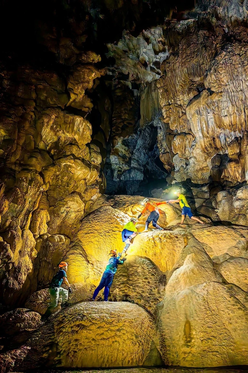6 ngày đu dây, vượt đá bên trong hang động mới phát hiện ở Việt Nam - Hình 6
